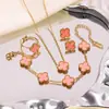 Acero de Titanio Chapado en Oro Transfronterizo Más Vendido Acero Inoxidable Pulsera, Collar, Anillo y Pendientes de Trébol de Cuatro Hojas Conjunto Fábrica al por Mayor