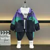 Conjunto Esportivo Masculino Primavera e Outono 2026 Novo Estilo Jaqueta Corta-Vento com Zíper Infantil Conjunto de Duas Peças para Crianças Maiores Roupas da Moda