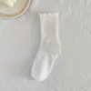 Meias de cano médio de cor sólida para primavera e verão com borda franzida e listras verticais, estilo casual, sem costura, confortáveis e duráveis, projetadas para mulheres