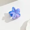 Presilha de Cabelo Cruzada Flor de Plumeria Tamanho Médio 4cm, Acessório de Cabelo Moda Europeia e Americana Flor Gradiente Duas Cores Meio Preso