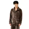 Cardigan simple de color oscuro para pijama de hombre, corte holgado, talla grande, conjunto cálido de dos piezas para casa, suministro directo de fábrica (Porcelana)