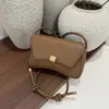 Bolso Nuevo 2026 Moda Color Sólido Estilo Francés con Colgante, Hermoso y Moderno, Adecuado para Primavera y Verano, Pequeño Cuadrado Bandolera de Hombro
