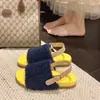 Sandálias peludas de sola reta estilo coreano para mulheres, novo design de moda outono 2026, sandálias de dedo aberto de uma tira