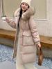 Casaco Longo de Penas para Trabalho Feminino Moda Inverno 2026 Cintura Marcada Emagrecedor Gola Grande de Pelo Quente Penugem de Pato Branco Parka Acima do Joelho