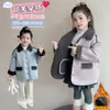 Chaqueta de Cuero con Forro de Piel Estilo Coreano para Niñas Otoño/Invierno 2026 Nueva Moda Infantil Top Engrosado para Niñas Pequeñas