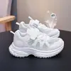 Sapatos Brancos Tênis Esportivos Infantis Meninas Menininhas Tênis de Corrida 2026 Primavera e Outono Malha Simples Sapatos de Malha Campus Tênis de Pai