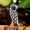 Venta al por mayor de joyería de acero inoxidable para comercio exterior europeo y americano, collares colgantes de pluma de titanio personalizados, collares de moda para hombres y mujeres
