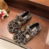 Pantuflas de moda con estampado de leopardo para mujer, zapatos de pelo de lana de cordero, nuevo estilo de invierno 2026, mocasines de algodón elegantes para mujer con suela suave