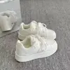Tênis brancos de sola grossa originais de nicho estilo coreano para mulheres, novos tênis populares versáteis de outono de 2026, sapatos casuais para estudantes