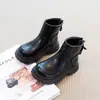 Botas Chelsea Britânicas para Meninas 2026 Outono/Inverno Botas de Couro Preto Solado Macio Botas para Menininhas Botas Curtas Versáteis Infantis