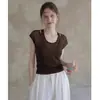 Camiseta de punto corta de manga corta para mujer, color marrón, con diseño hueco único y hermoso, tipo dos piezas, top de verano con pequeñas mangas acampanadas y un diseño único