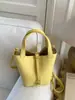 Bolso Cesta con Patrón de Lichi 2024 Nuevo de Moda Simple Casual Bolso de Hombro Cruzado Bolso de Mano Coreano de Nicho Bolso Cubo