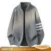 Suéter cárdigan rojo de tres rayas para hombre, estilo casual de invierno, prenda exterior del año zodiacal, cuello semi-alto, tejido de punto con doble cremallera