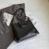 Mochila francesa retrô vermelha feminina 2024 nova moda estilo ocidental bolsa de três propósitos bolsa de ombro de grande capacidade mochila de couro macio