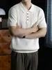 Camisa polo de tricô listrada vertical de luxo leve para homens, resistente a rugas e estilosa, de manga curta, respirável e versátil para o verão, com gola de lapela