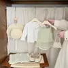 Conjunto elegante para niña estilo coreano de principios de otoño, nueva camisa básica floral para primavera y otoño + camisola con inserciones de malla