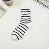 Meias listradas em preto e branco da moda Meias Maillard da moda celebridade da internet meias femininas ins da moda de cano médio-alto estilo versátil meias esportivas largas