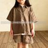 Traje de verano de estilo coreano personalizado para niños y niñas, elegante y moderno conjunto informal de dos piezas con top y pantalones cortos de manga corta con solapa.