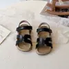 Sapatos para Meninas 2026 Verão Novo Estilo Sapatos Casuais Abertos para Meninas Pequenas Moda Infantil Sandálias Vazadas Sapatos de Bebê