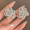 Aretes vintage franceses con tachuelas florales blancas, lujo ligero, elegantes y etéreos, diseño de nicho moderno, accesorio de moda popular y versátil