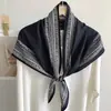 Lenço Triangular Decorativo Multifuncional para Mulheres Simples Estampa Geométrica Xale para Exterior Gravata de Cintura Gravata de Pescoço Lenço de Seda Versátil Lenço para Mulheres