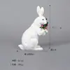 Decoración de Pascua estatua de conejo de resina de pie sosteniendo un huevo y un ramo, decoración de escritorio para el hogar, nuevo regalo pequeño creativo
