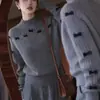 Suéter de Punto para Mujer 2025 Nuevo Otoño/Invierno Único y Súper Elegante con Lazo y Cuello Semi Alto Suave