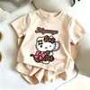 Tops de Verano para Bebé 2026 Nuevo Estilo Lindo Dibujo Animado Gato Kitty Estampado Bebé Delgado Dopamina Camiseta Casual