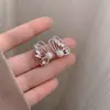 Pendientes de Mariposa de Perla Ordinaria Estilo Nuevo 2025, Pendientes Elegantes Huecos Incrustados con Circonita de Gama Alta y Pendientes