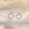Nuevos Pendientes de Clip sin Perforar con Flor y Perla 2025 para Mujer, Pendientes de Lujo Ligero de Gama Alta, Brazaletes de Oreja tipo Bobina de Mosquito, Accesorios para Orejas