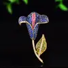 Broche de Lirio de Calas Azul Profundo, Lujoso y Finamente Elaborado, Pin Floral de Dos Tonos en Esmalte de Alta Gama, Elegante Flor de Solapa para Chaquetas de Traje