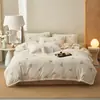 Conjunto de cama de quatro peças, macio e aconchegante, para meninas, com veludo de leite espessado e forrado de lã, com padrões esculpidos, adequado para dormitórios e uso doméstico, disponível para dropshipping
