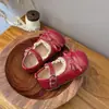 Sapatos de couro para meninas 2026 primavera e outono novos estilo coreano versátil laço sapatos de princesa sola macia mocassins casuais