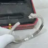 Pulsera de guepardo de oro V totalmente pavimentada con diamantes, un artículo de moda popular para parejas, pulsera versátil con diseño de lujo ligero e incrustaciones de diamantes, directo del fabricante
