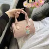 Bolsa Boston Embossada Feminina 2025 Novo Estilo Coreano Moderna Versátil Bolsa Transversal Bolsa Almofada de Alta Qualidade