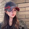 Boné de Baseball Bordado Vintage com Letra para Mulheres, Nova Moda Primavera/Verão 2026, Boné com Aba Larga para Proteger do Sol, Estilo Bico de Pato para Deixar o Rosto Menor