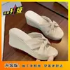 Nuevas sandalias de tacón grueso estilo retro inspiradas en China, sandalias de cuña estilo dulce de chica de playa con lazo, artículo popular de 2026