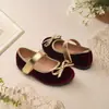 Sapatos de princesa de veludo com sola macia para meninas, calçados formais de outono e inverno para daminhas, sapatos Mary Jane com velcro e laço