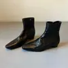 2026 Botas Plissadas Femininas Estilo Retro Old Money Salto Baixo Corrente Lateral Bico Quadrado Salto Grosso Versátil Outono e Inverno Novas Botas de Cano Curto Martin