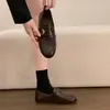 Zapatos Pequeños de Cuero Estilo Británico con Aumento Oculto de Altura Mocasines Slip-on Otoño 2026 Nuevos Versátiles Estilo Universitario Hebilla de Cuero Zapatos Individuales para Mujer