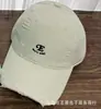 Boné de Baseball Estilo Coreano 2026 Bordado de Letras Novo Desgastado para Mulheres, Boné de Topo Macio Simples Versátil para Primavera e Verão Que Faz o Rosto Parecer Menor