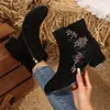 Botas Fashion com Estilo Étnico Qipao Botas Curtas para Mulheres 2026 Outono/Inverno Novas Retro Salto Grosso Aveludado Quente Botas Bordadas