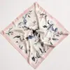 Fabricante personalizado de lenços de seda e lenços quadrados oferece impressão digital personalizada com base nos designs fornecidos, suporta amostragem e produção em massa