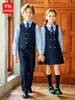 Nueva colección de otoño de conjuntos de uniforme escolar para estudiantes de primaria, con un diseño de estilo británico, adecuados para actuaciones de coro infantil y como uniformes de jardín de infantes, incluyendo vestidos y conjuntos