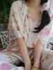 Pijama Familiar de Algodón y Seda para Mujer para Primavera, Otoño y Verano, Estilo Nuevo con Mangas Tres Cuartos y Pantalones Largos, Hecho de Algodón Artificial, Adecuado para Usar al Aire Libre, Conjunto Estampado