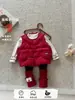 Conjunto de tres piezas para bebé estilo coreano otoño e invierno de 1 a 3 años 2026 nuevo chaleco ligero de plumas y mallas traje térmico