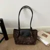 Colección Otoño 2026: Bolso tote de gamuza moderno, minimalista y elegante con un aspecto de alta gama, gran capacidad y diseño versátil para llevar al hombro o en la mano