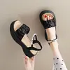 Sandalias de suela gruesa estilo hada para mujer 2026 nuevo verano versátil ropa de playa con faldas chanclas Francesas sandalias absolutamente hermosas