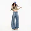 Calça jeans feminina com corte curvo, lavada e desgastada, comprimento vintage até o chão, azul vintage, extra longa, com estampas vintage de primavera e acabamento desgastado