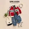 Conjunto Masculino Biker Vermelho e Branco Primavera e Outono Jaqueta com Estampa de Letras Calça Jeans Desfiada Conjunto Lindo de Duas Peças para Crianças